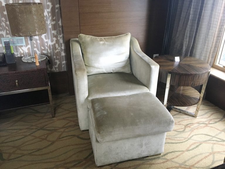 一人掛けソファとオットマン