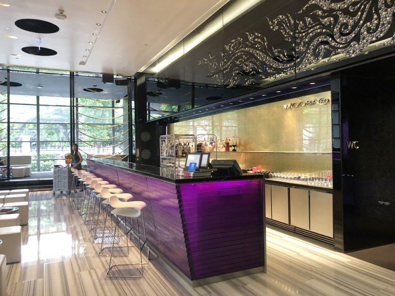 フロントデスク横にあるバー