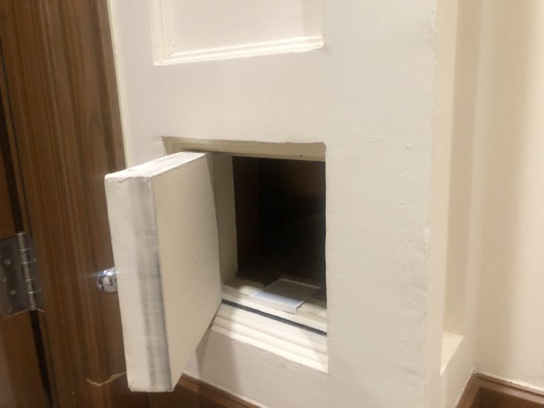 靴磨きサービスのスタッフ受け取りドア