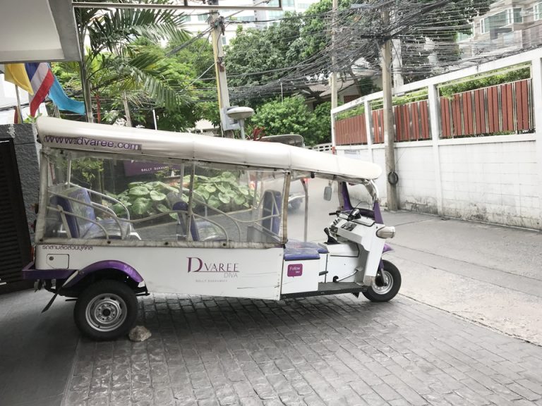 エントランス外の送迎用トゥクトゥク