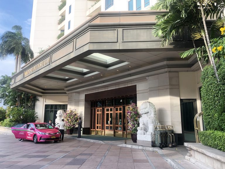 車の出入りが少なめなのでゆっくりと乗り降り出来る正面玄関