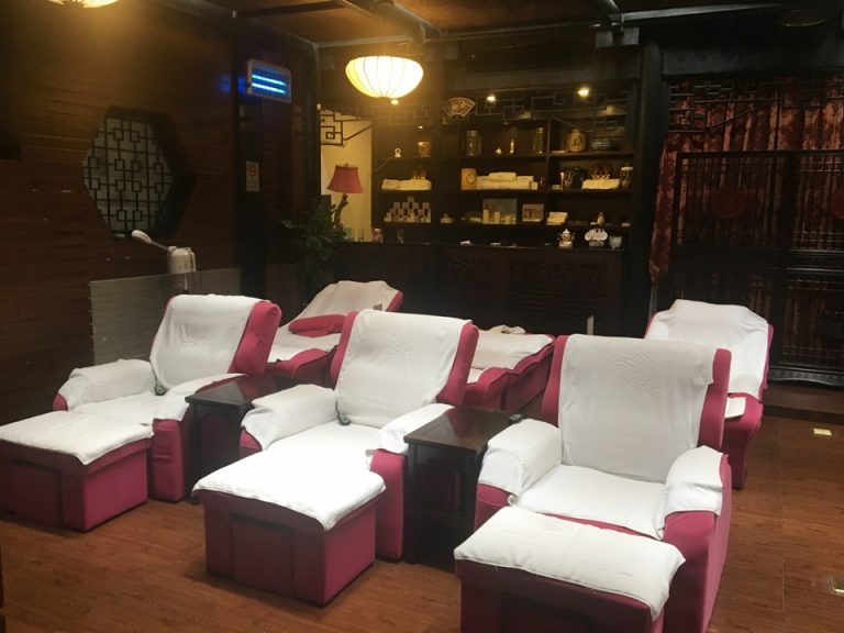 スパの中。フロントで100元クーポンをもらったので全身指圧マッサージを受けましたが、圧が弱く、気持ちいいとは言えませんでした