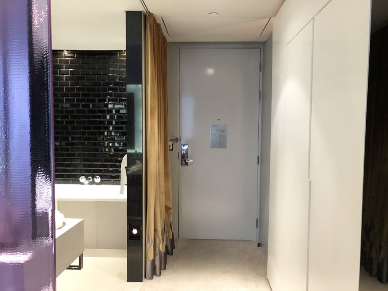 窓際からみた入口