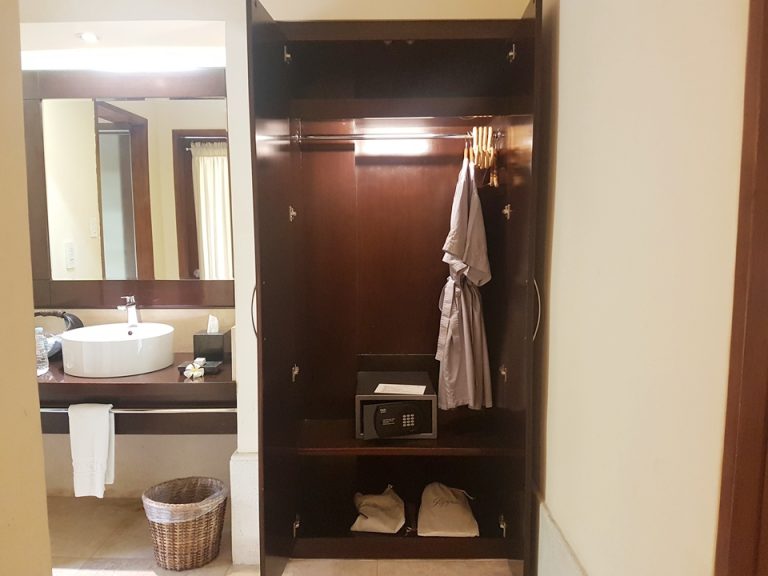 バスルーム:クローゼット開