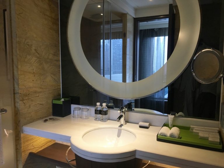 洗面台。右手に拡大鏡がありましたが、全体的に照明が暗く、お化粧はしづらいです。