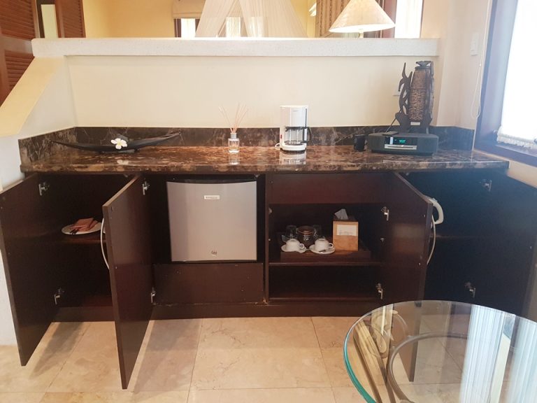 リビング:キャビネット開けた状態