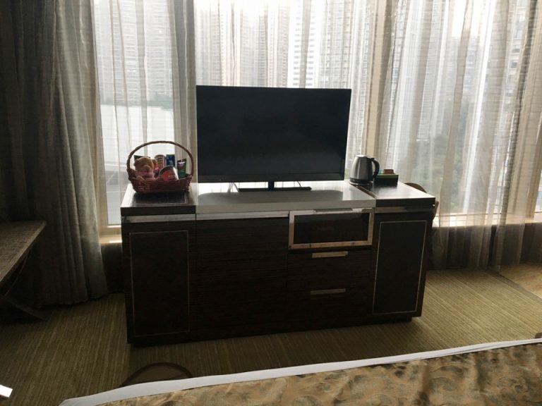 ベッドから見たテレビ。テレビ台の中に冷蔵庫やグラス類が入っています