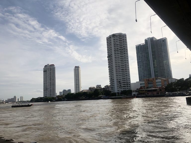 船着場はマンダリンオリエンタルの宿泊者も利用するので「ペニンシュラ」とスタッフに伝えます。トランシーバーで「こちらに迎えの船を寄越してください」とすぐ連絡して船を呼んでくれます