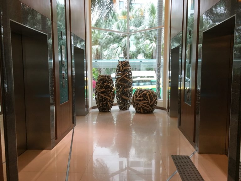 エレベーターホールフロント階