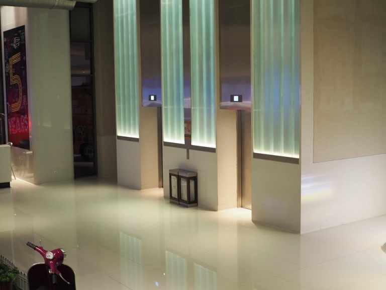 エレベーターホールフロント階