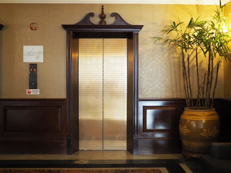 エレベーターホールフロント階