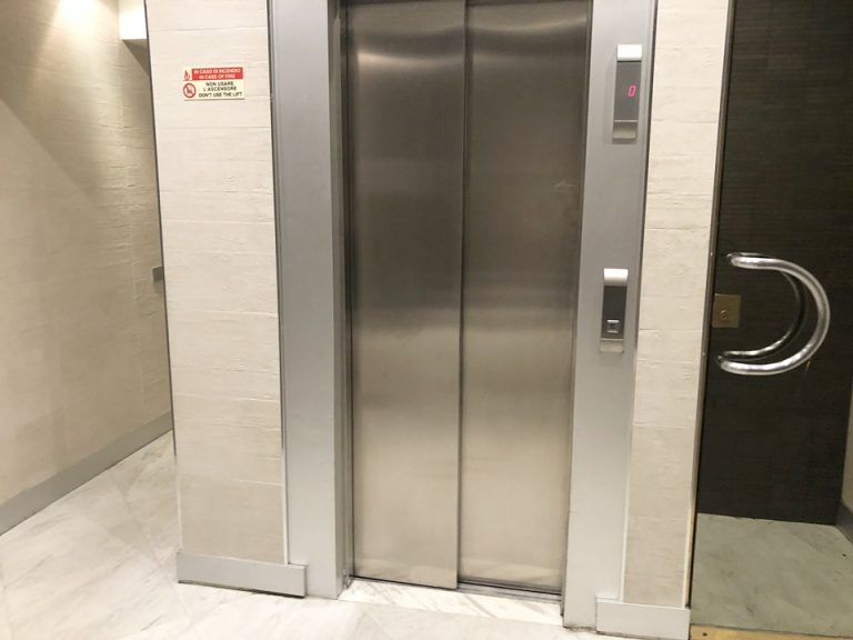 エレベーターホールフロント階