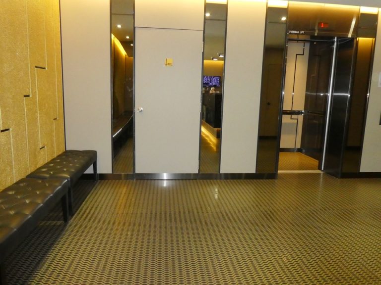 エレベーターホールフロント階