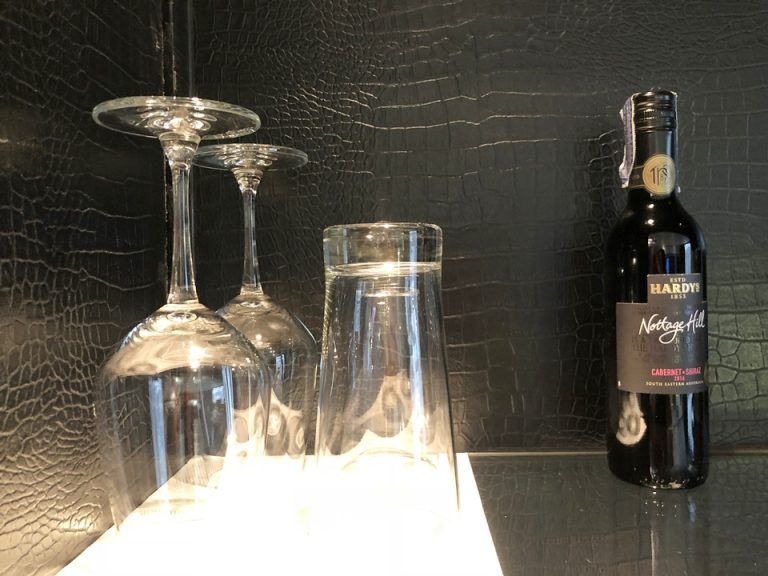 グラスがあるのでいつでもお酒が飲める