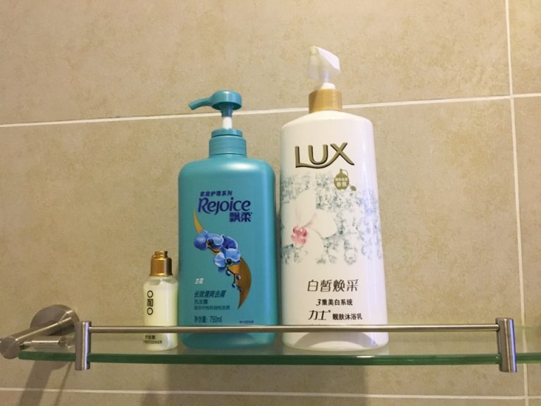 右からボディソープ、シャンプー、コンディショナー。なぜかコンディショナーのみホテルオリジナルでした