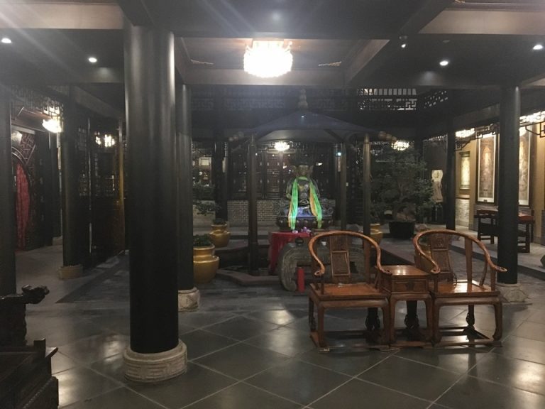 ロビー。仏像があるあたりは屋根がないので、雨が降ると濡れます