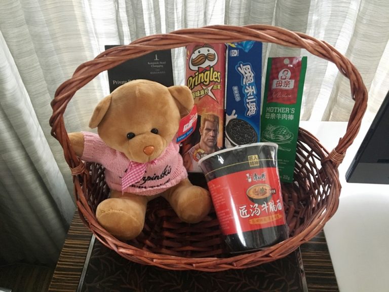 スナック類と、料金表。料金表には冷蔵庫のドリンクも記載されています。熊のぬいぐるみはホテルオリジナルのようで、こちらも売り物です。