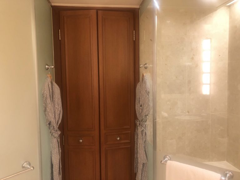 浴槽からバスルーム出入り口を見たところ。右手がシャワーブース。左手がトイレ。両側にバスローブが掛かっています