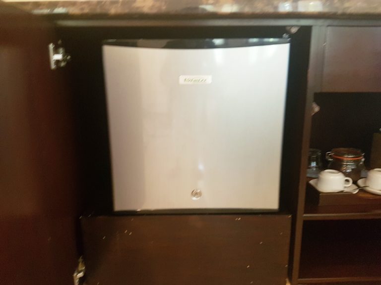 リビング:キャビネットを開けるとある冷蔵庫閉めた状態