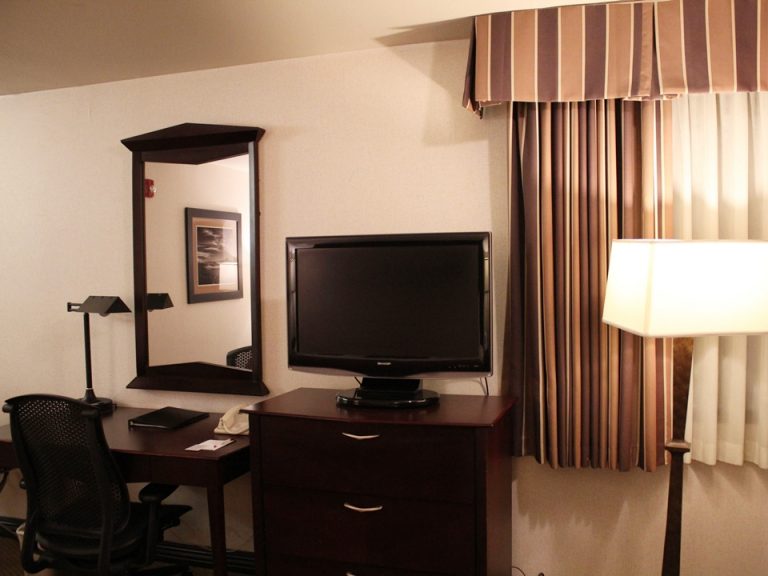 客室テレビとデスク2