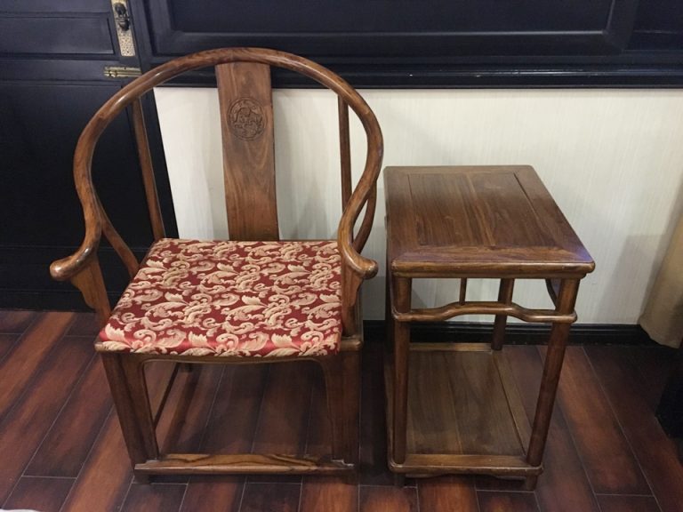 椅子とサイドテーブル