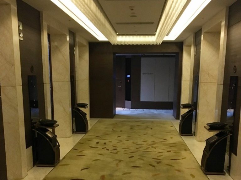 客室階のエレベーターホール