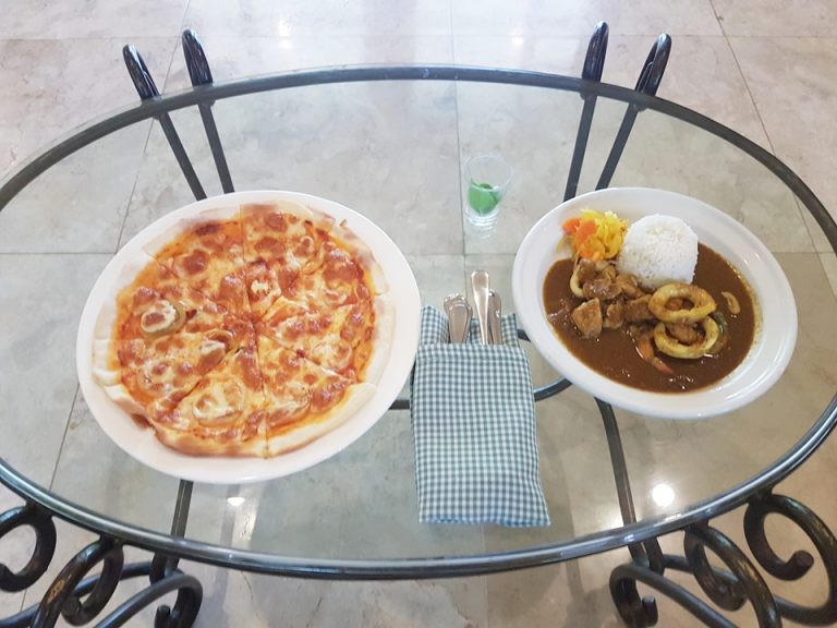 ルームサービスで頼んだブランチ、ピザとシーフードカレー