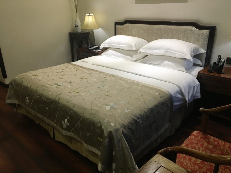 ベッド。一応両側に電源はありましたが、片方の接触が悪く上手く充電できませんでした