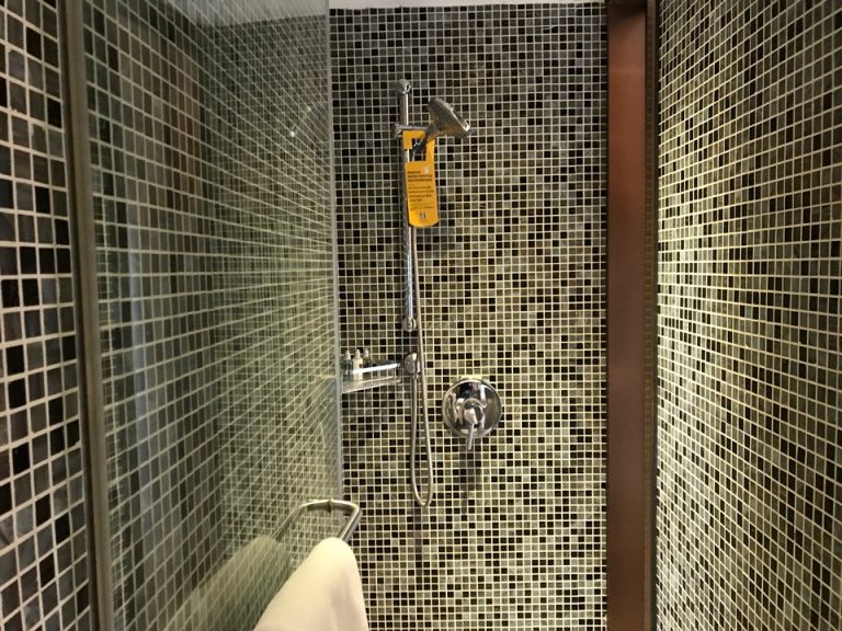 トイレからシャワールーム入り口1