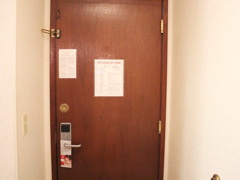 客室ドア室内より