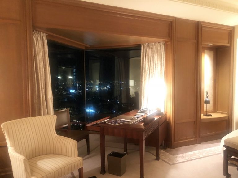 ワークデスクの後ろがチャオプラヤ川で景色が気になって仕事どころじゃなかったです。それぐらい綺麗な夜景でした