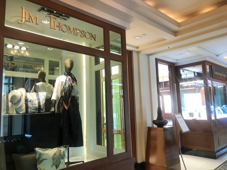 タイ・シルクの名店として有名な『ジム・トンプソン』。店内は大きくはありませんが限られたスペース内でも十分な品揃えでした