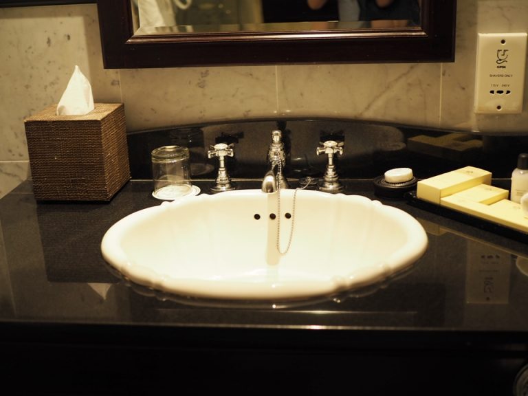 洗面台 対面にもうひとつ全く同じ洗面台があります