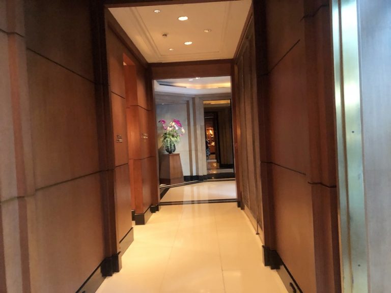 ホテルロビーへ向かう通路