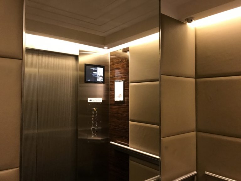 エレベーター内部11