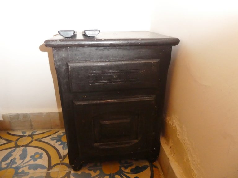 セーフティーボックス代わりの棚(閉じた状態)