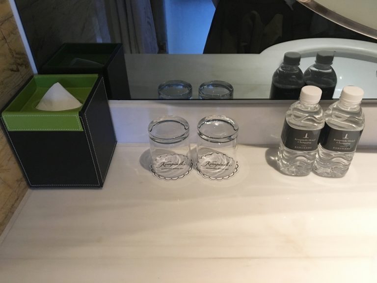 洗面台に無料の水が2本置いてあります。お茶を飲むときはこの水をケトルに入れて沸かします。足りなくなったらゲストリレーションに電話で頼めば、すぐに部屋まで持ってきてくれます。