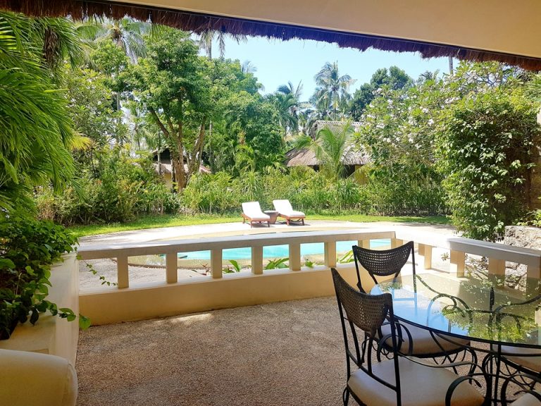 客室:入口から見たプール