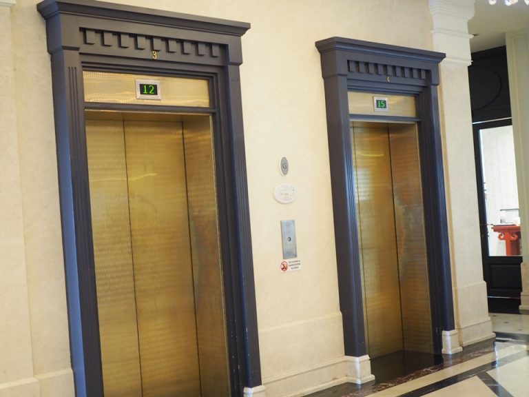 エレベーターホールフロント階(新館)