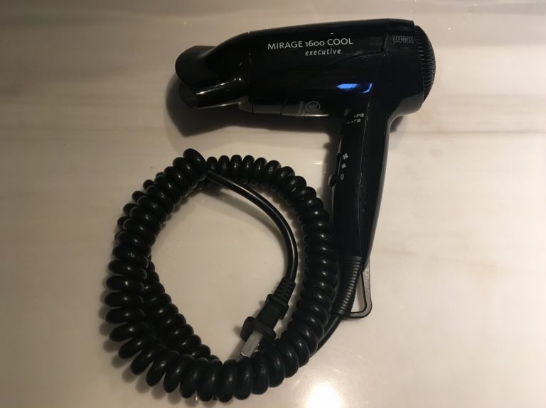ドライヤー。KIWというメーカーの、1600Wです。少し風量は少なめですが、スイッチで温風と冷風を切り替えられます。冷風にしたい間中ずっとボタンを指で押さえるタイプのドライヤーを置いているホテルも多いので、スイッチで切り替えられるのは嬉しいです。