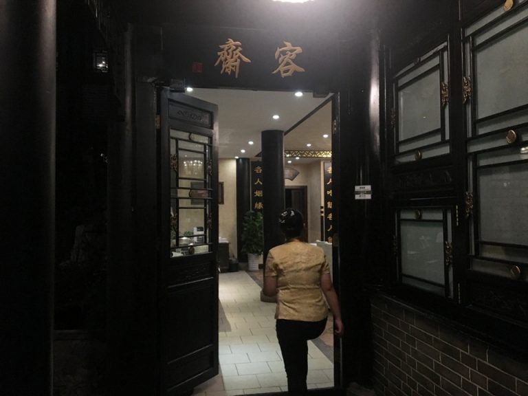 レストラン入り口。こじんまりしています。夜は21時閉店なので注意。近辺のレストランも大体が20時~21時で閉まります