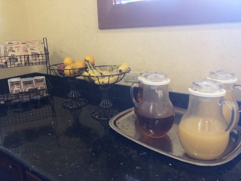 朝食フルーツとジュース