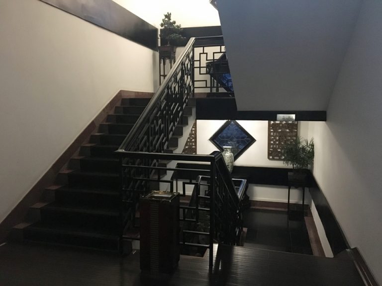 3階建ての建物で、エレベーターはありません