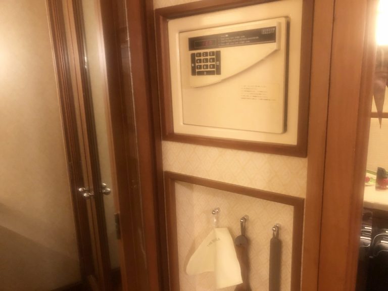 クローゼット左側。セーフティボックスと靴べら・シューケアの布があります