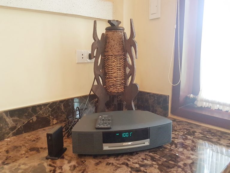 リビング:キャビネットの上にあるスピーカー、ラジオ、CD、MP3対応