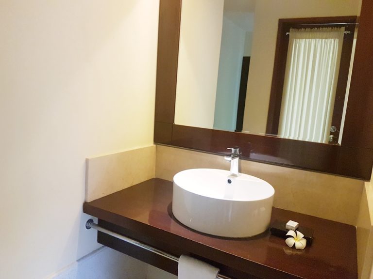 バスルーム:トイレ側にある洗面台