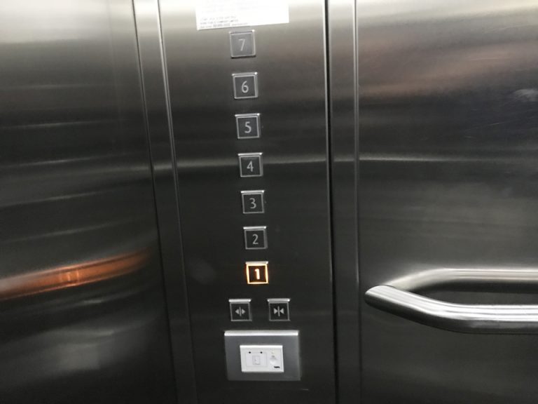 エレベーター内4