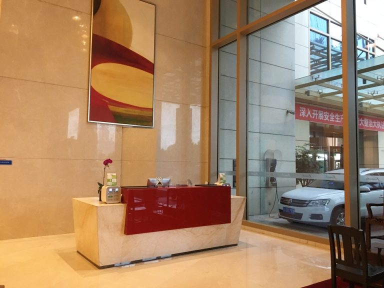 エントランス脇のベルデスク。荷物を預かってくれます