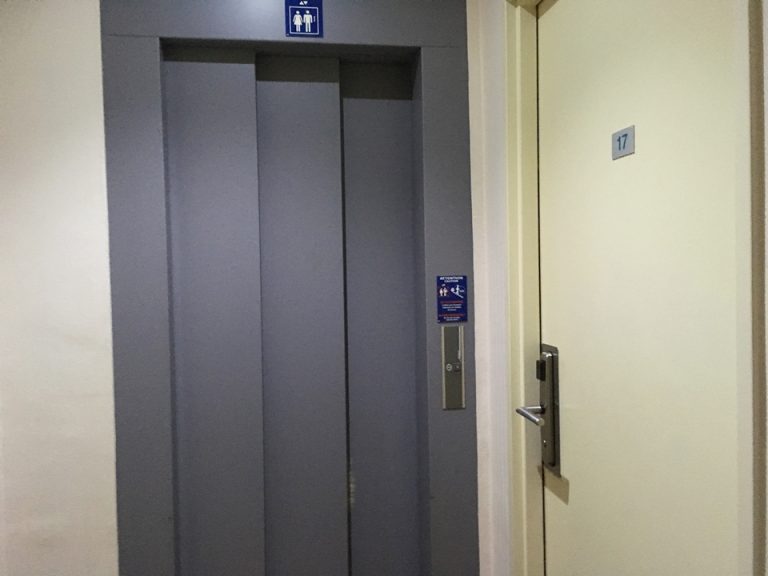 客室前、エレベーター