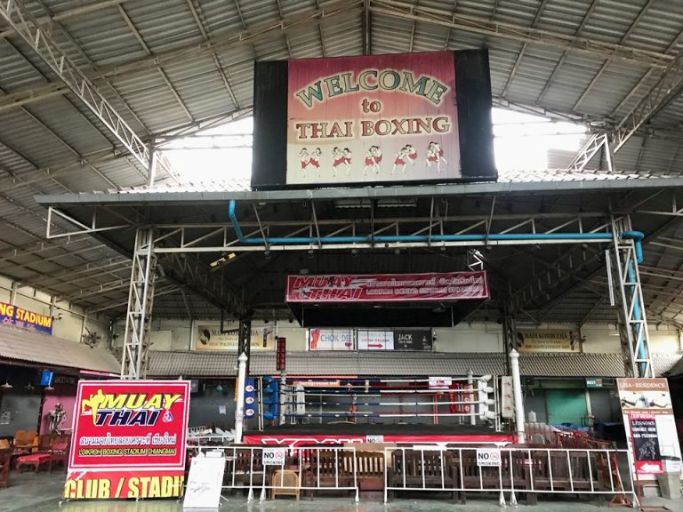 ロイクロ通りの中にあるムエタイスタジアム